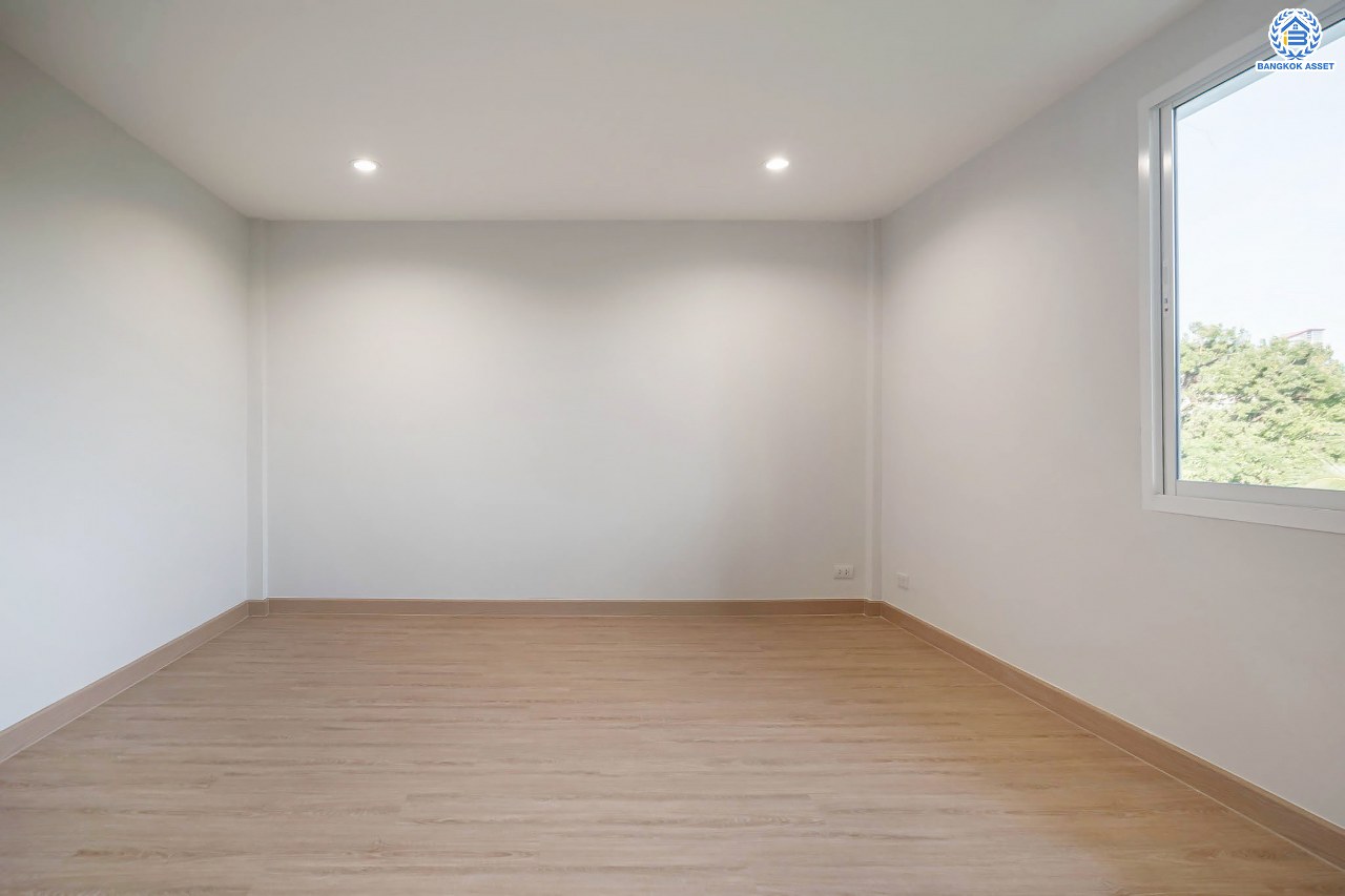 บ้านมือสองตกแต่งใหม่ 3 ชั้น ทำเลโซนเมือง โครงการ จริงใจวิลเลจ รัตนาธิเบศร์ (ซอยเรวดี) เนื้อที่ 23 ตร.ว. ฟังก์ชัน 4 ห้องนอน 3 ห้องน้ำ จอดรถได้ 1 คัน เข้า-ออกได้หลายเส้นทาง ทั้งรัตนาธิเบศร์, ติวานนท์ และเลี่ยงเมืองนนท์ ใกล้ทางด่วน "งามวงศ์วาน" รถไฟฟ้าสายสีม่วง "สถานีศูนย์ราชการนนทบุรี" และ "สถานีบางกระสอ"